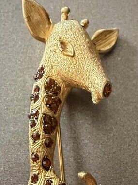 Capri Giraffe pin